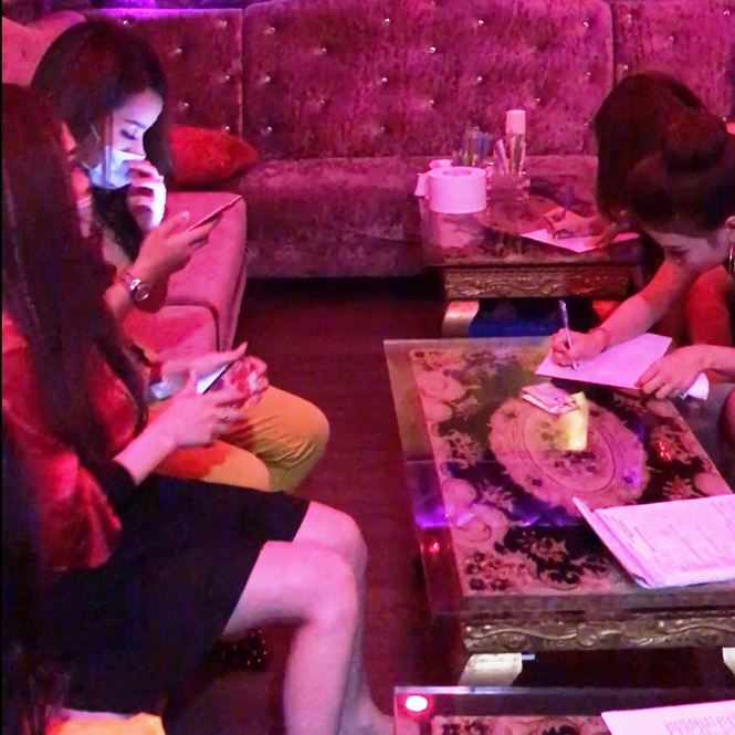 Hàng chục tiếp viên múa khiêu dâm trong nhà hàng trung tâm Sài Gòn